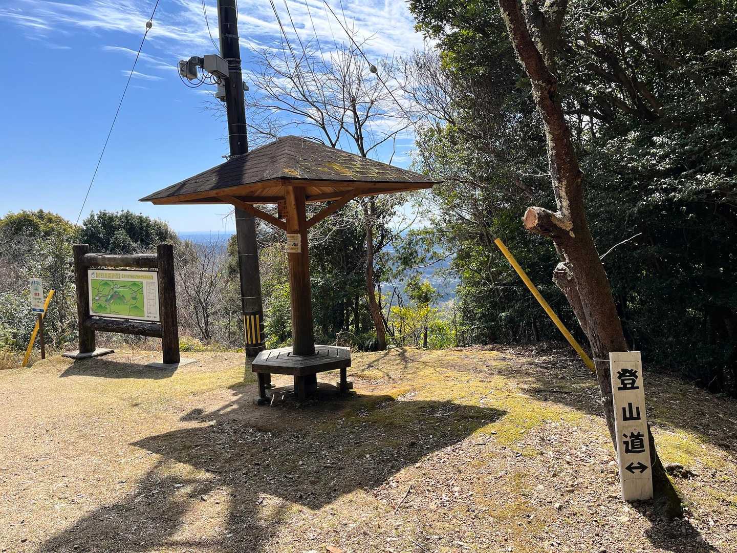 展望所へ
木が繁って展望なかったけどね🤣