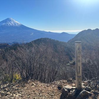 節刀ヶ岳登頂〜ヽ(´▽｀)/
前回来た時は富士山は行方不明でした！