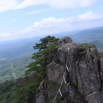 女体山鎖場上から男体山