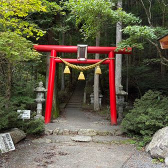 石割神社の鳥居からスタート