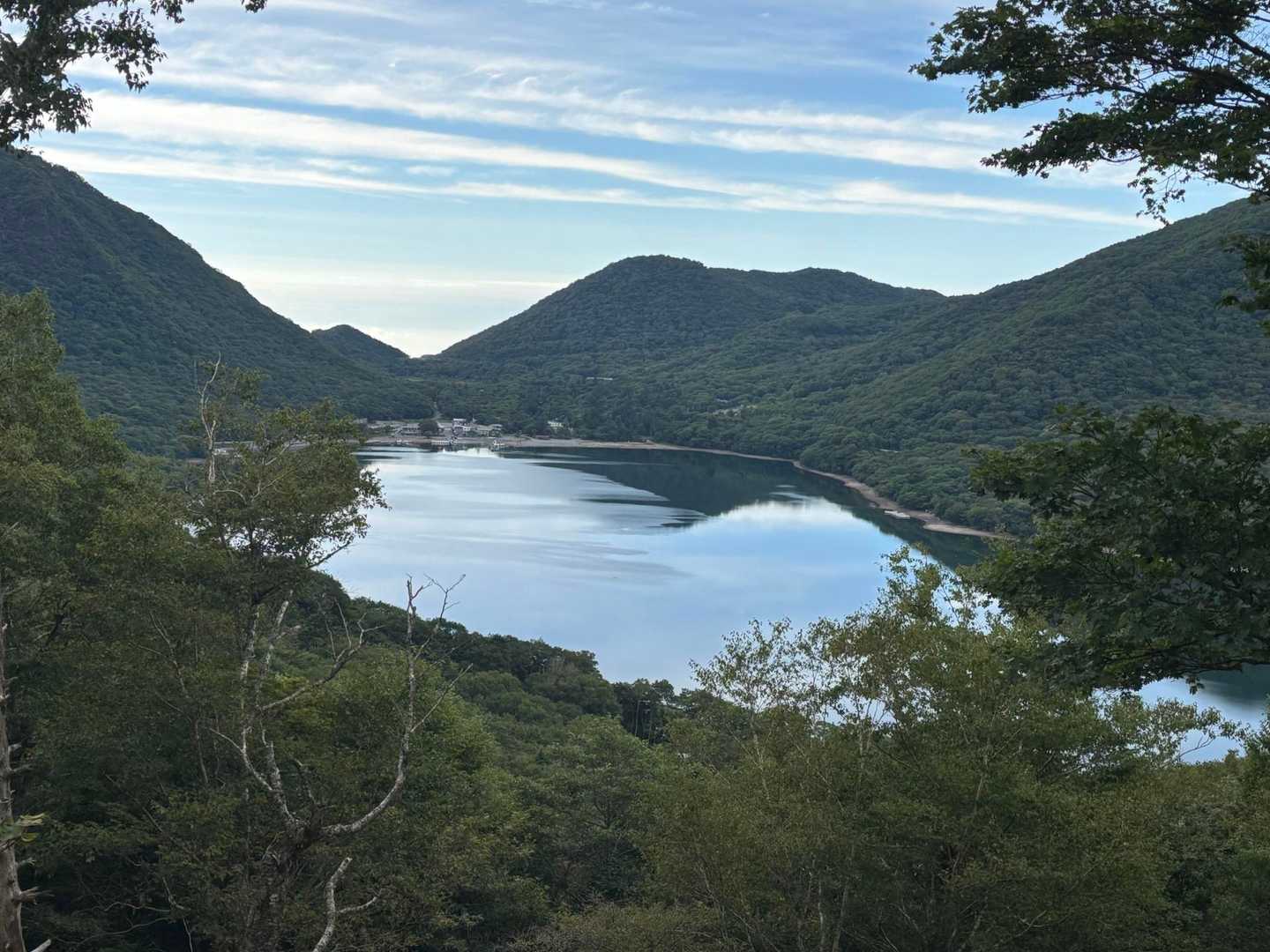 途中湖畔が見えます