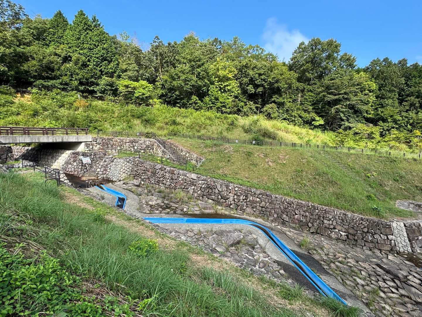 ウォータースライダー

朝は誰もいません。

お昼ごろには、親子連れが来て水遊びをしていました。