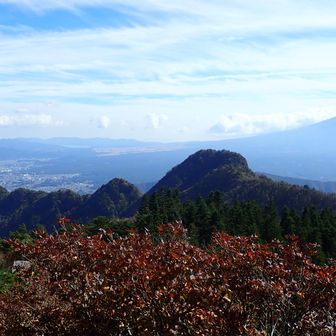 十二ヶ岳までのギザギザ尾根
遠くに山中湖も
