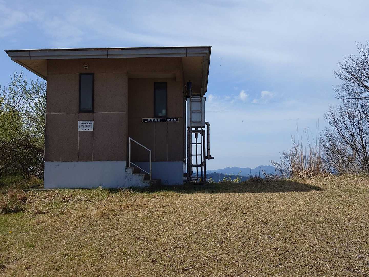 めっちゃエエTOILET山頂手前にあります！
基本的には歩きの人しか行けませんが🤣このTOILET
