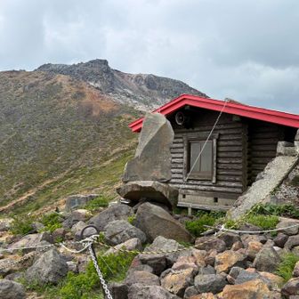峰の茶屋から茶臼岳を望む
分かりづらいですが雲がかかっています
画像右方面では雷がゴロゴロ聞こえます