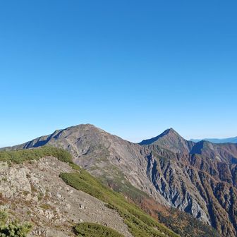 間ノ岳と北岳
奥には八ヶ岳