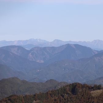大山の右側は大棚山
