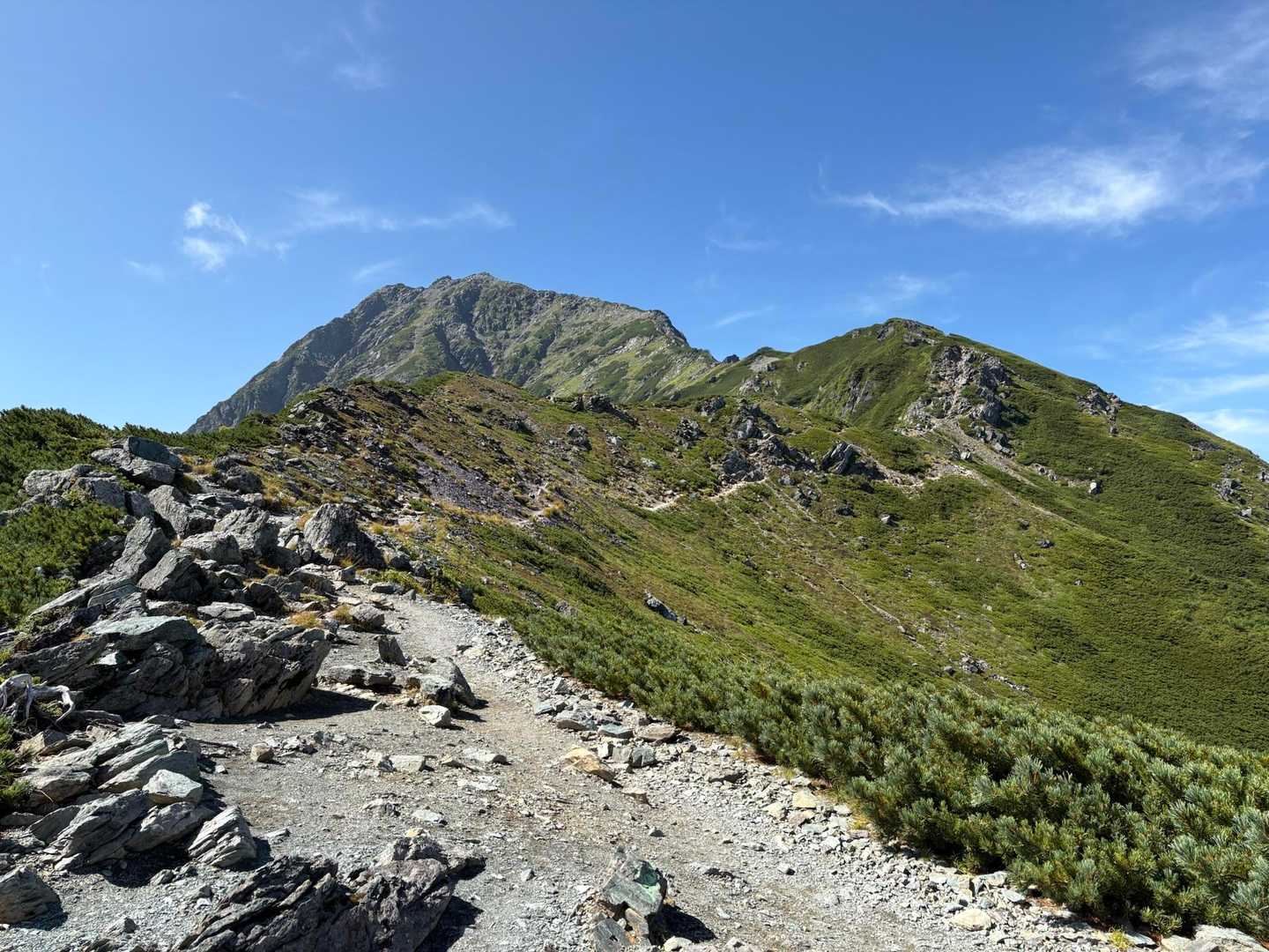 北岳 | 巨大な岩壁を抱く日本第2の高峰へ、池塘や花々に癒されながら挑むの写真