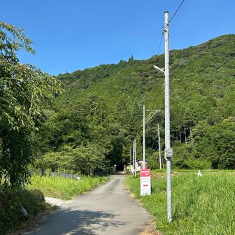 駐車場はこちら看板もわかりやすい。
のんびり出発。
赤熊バス停を目指して集落を抜ける。