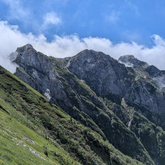 東からの雲を堰き止めドンと構える不帰嶮🫡
左からⅡ峰北、Ⅱ峰南、Ⅲ峰✨️