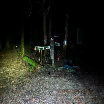 登山口、まだ真っ暗