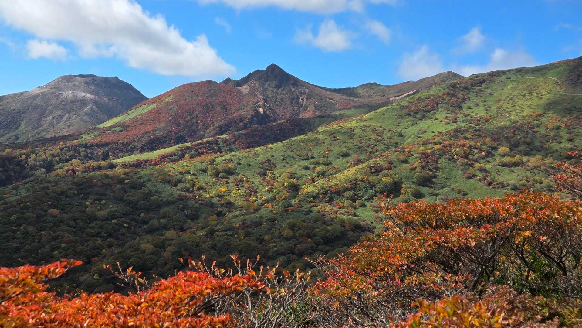 茶臼岳と朝日岳
紅葉🍁が始まってます