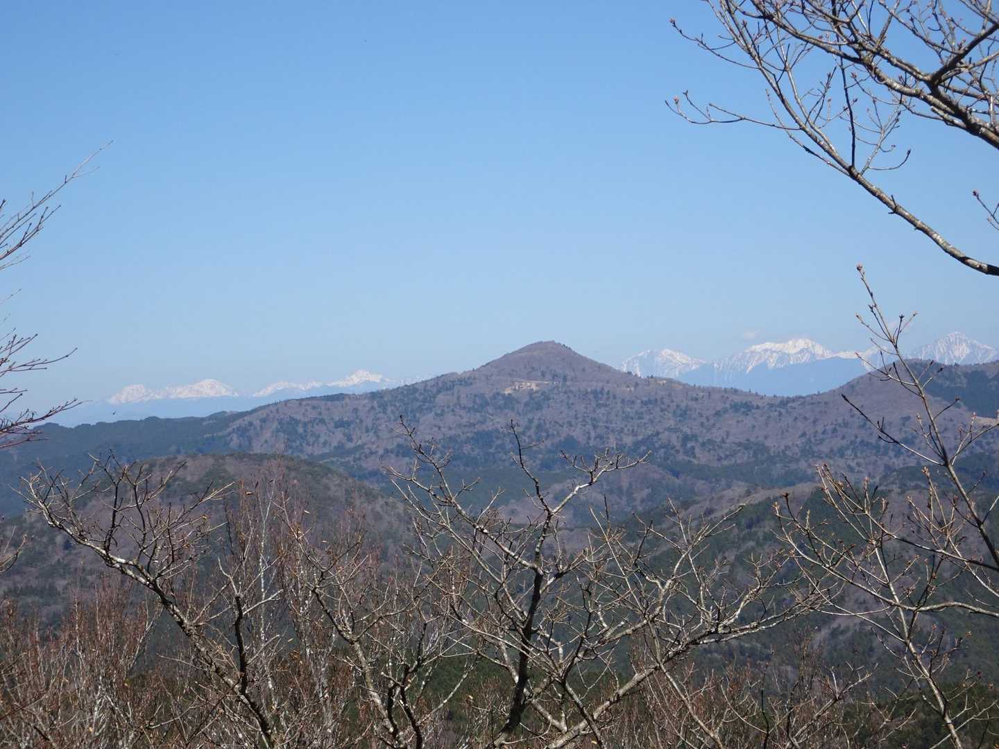 東の景色。中央は茶臼山、右は萩太郎山です。後ろに白き峰々。北岳から聖岳まで。では左から順にズーム。