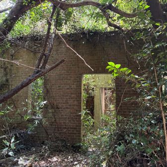 先に脇の兵舎跡を確認。煉瓦造り？
