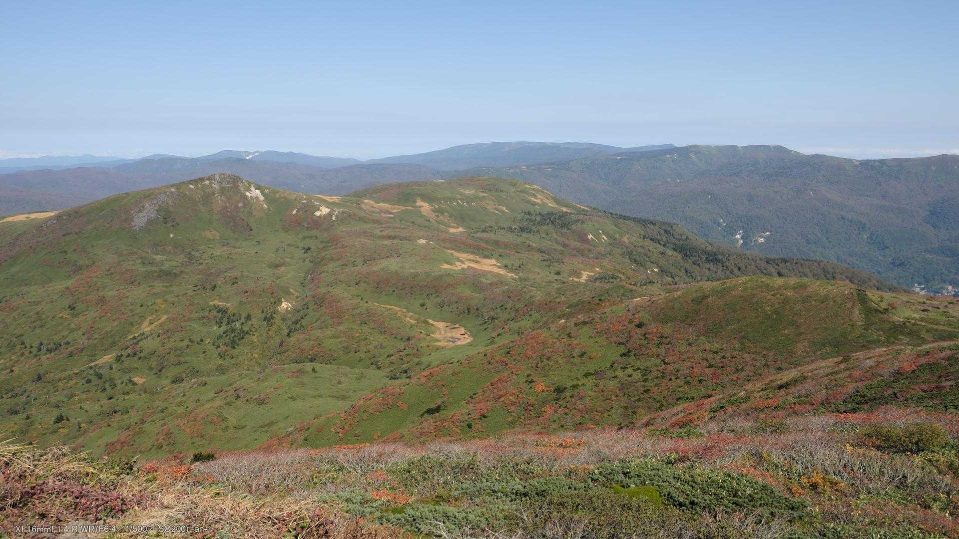 左には「烏帽子岳」と遥か遠くは「八幡平」や「秋田焼山」。