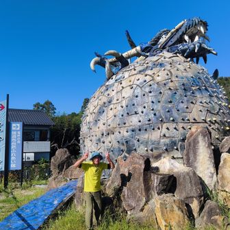 瑞浪市にあるドラゴン21駐車場に到着です😊
大きな恐竜のオブジェがドカーンとそびえています。
ビックリ🫨
なんじゃこりゃあ！