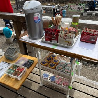 避難小屋で販売してます。
山バッジも売ってます。