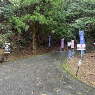 バス停から城跡を目指す