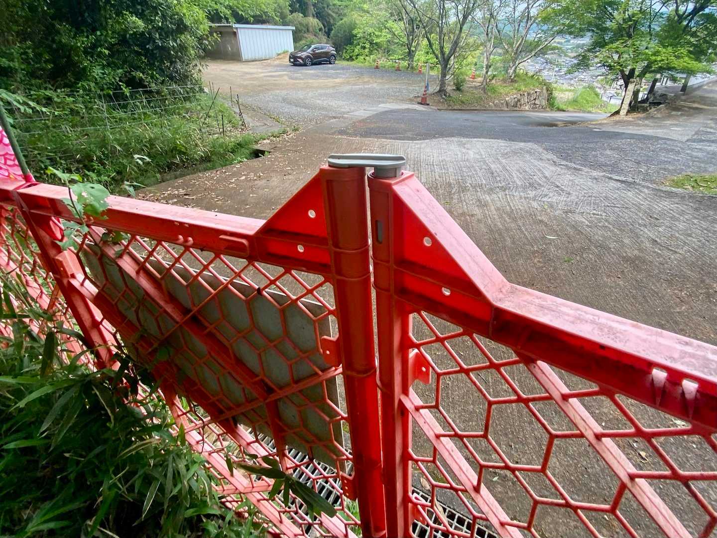 登山口のフェンスがなかなか閉まらず四苦八苦して振り返るとだいぶ先まで歩いてたお二人を呼び戻して無事閉じれた💦
このタイプのフェンスは初めてだったので一つ勉強に。