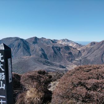 坊ガツルは草原で雪なし