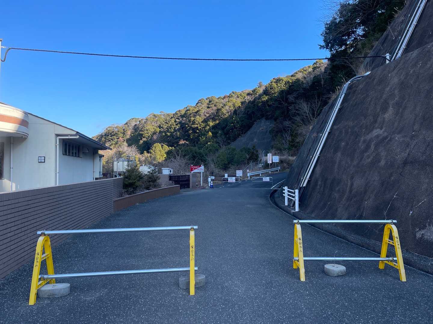 ここからスタート。
駐車可能台数は少なく、バス釣りの人と登山者が多いのか、私で満車となりました。
トイレもあります。