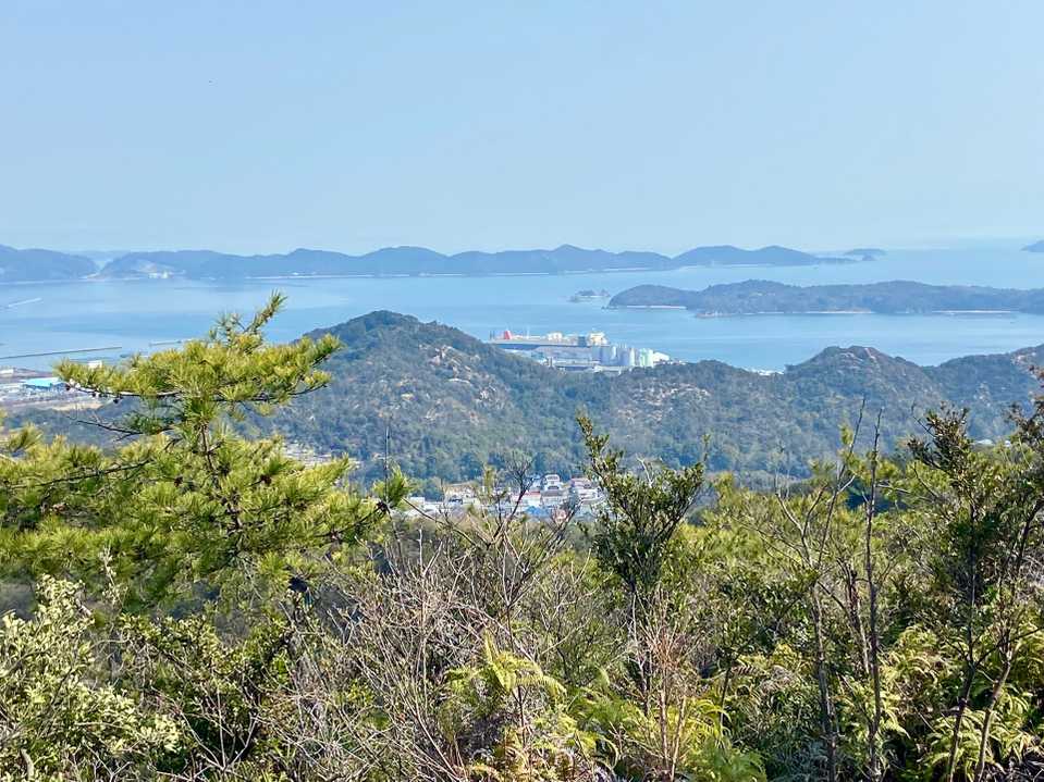 山頂からの眺望　　田井新港が見えます。