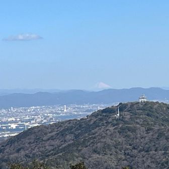わあ、見えるかなぁ。
帰りに寄る予定だった、向かって右の蔵王山の展望台の、左後ろ、よーく見て、富士山🗻だぁ。やったー🙌
念願の、愛知県からの、富士山🗻見えたぁ。

肉眼だと、もっと、くっきり、見えましたよ👍

感動🥹🥹🥹🥹