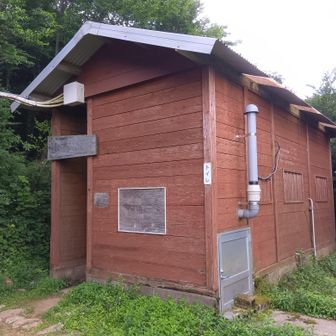 急にお腹が下り、避難小屋横のトイレへ。とても助かりました。