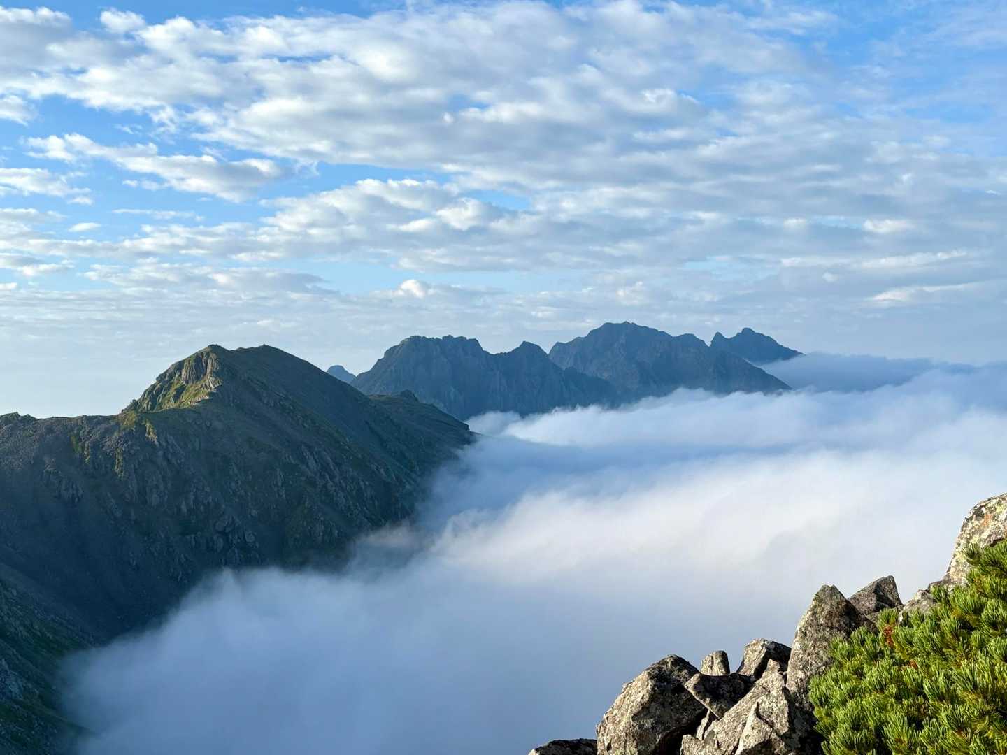 すごい👏
雲海から頭を出していますよ🎶
左🫲から
南岳〜北穂高岳〜涸沢岳〜奥穂高〜ジャンダルム