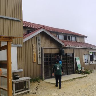 太郎平小屋
ここで休憩していたら、雨降ってきたー☔