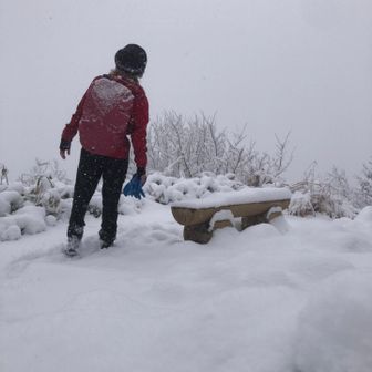 三角山🏔️２回目

おーい📣
藻岩山はどこだ〜

まあまあ雪も深くなってきた。
チェンスパ、ワカン背負ってるから大丈夫🙆‍♀️