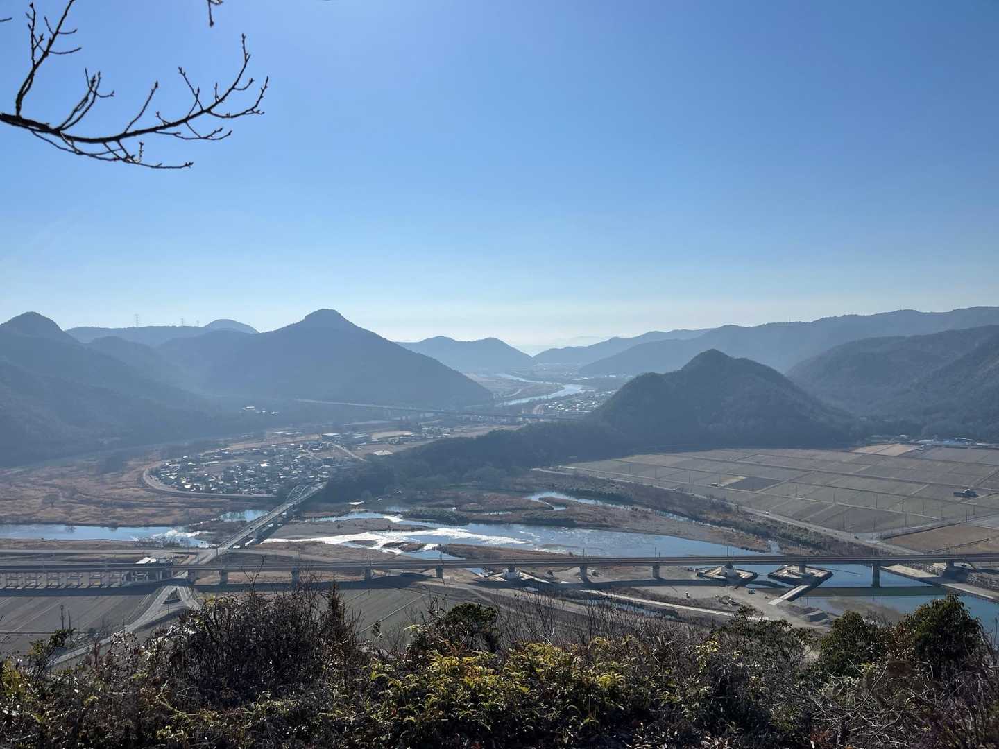 御蔵山
天気は良いですが
景色がかすんでて残念です