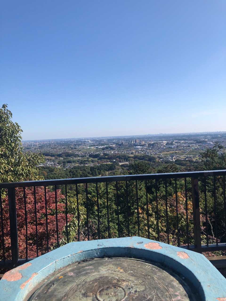 日高の町が見えました。遠く都会のビルも見えます。筑波山はかすんでみえませんでした。夜景がきれいなんでしょうね。