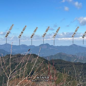 東海百山の倶留尊山、尼ヶ岳が見える⛰️
この２つの山も同じ日にセットで歩いたなぁ🥾
ちょうど半年前
https://yamap.com/activities/40515908
どちらもまったく違う山容で、良き⭐️