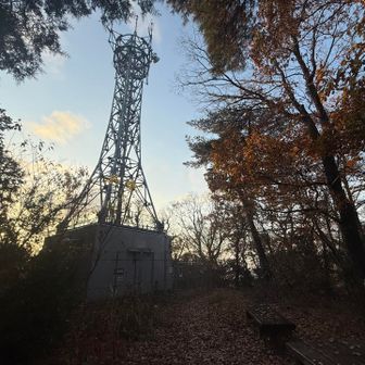 NHKの電波塔が目立つこちらは高鳥屋山からすぐの登山道上。