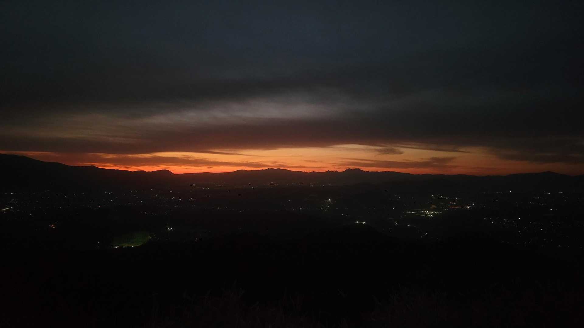六ヶ岳山頂より、日の出前の空が美しく染まり初める😊
