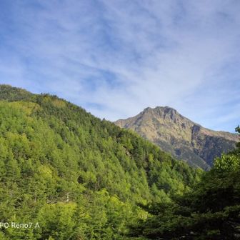 おお！赤岳に近くなってきた。
その前にそびえる牛首山を
攻略してからですね。