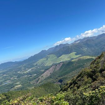 くじゅうの山々⛰️漁師山の裏側や大崩の辻、平らな草原みたいな石の塔の山頂もはっきり確認できるね