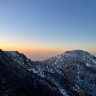 茶臼岳がすこしモルゲンしてきた
