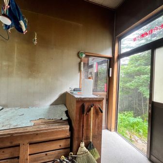 7合目避難小屋。
綺麗に手入れされていた。

ここまで結構登ったつもりだけど、スタートから4kmしか進んでない。