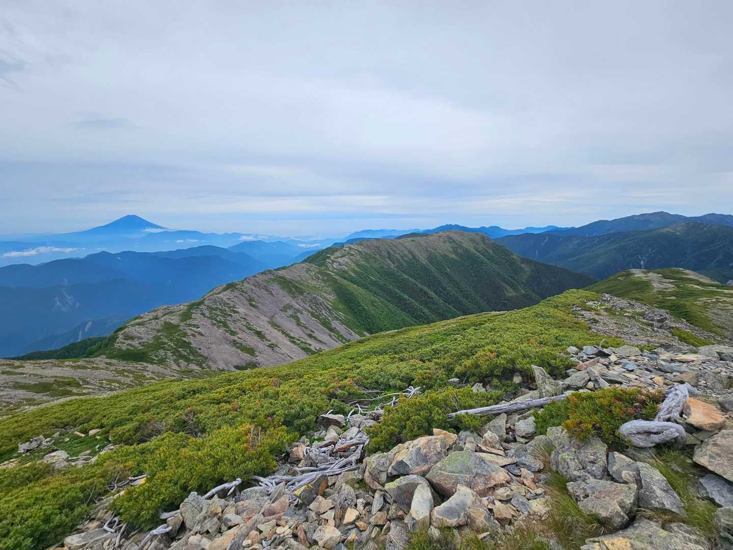 歩いて来た稜線と富士山🗻