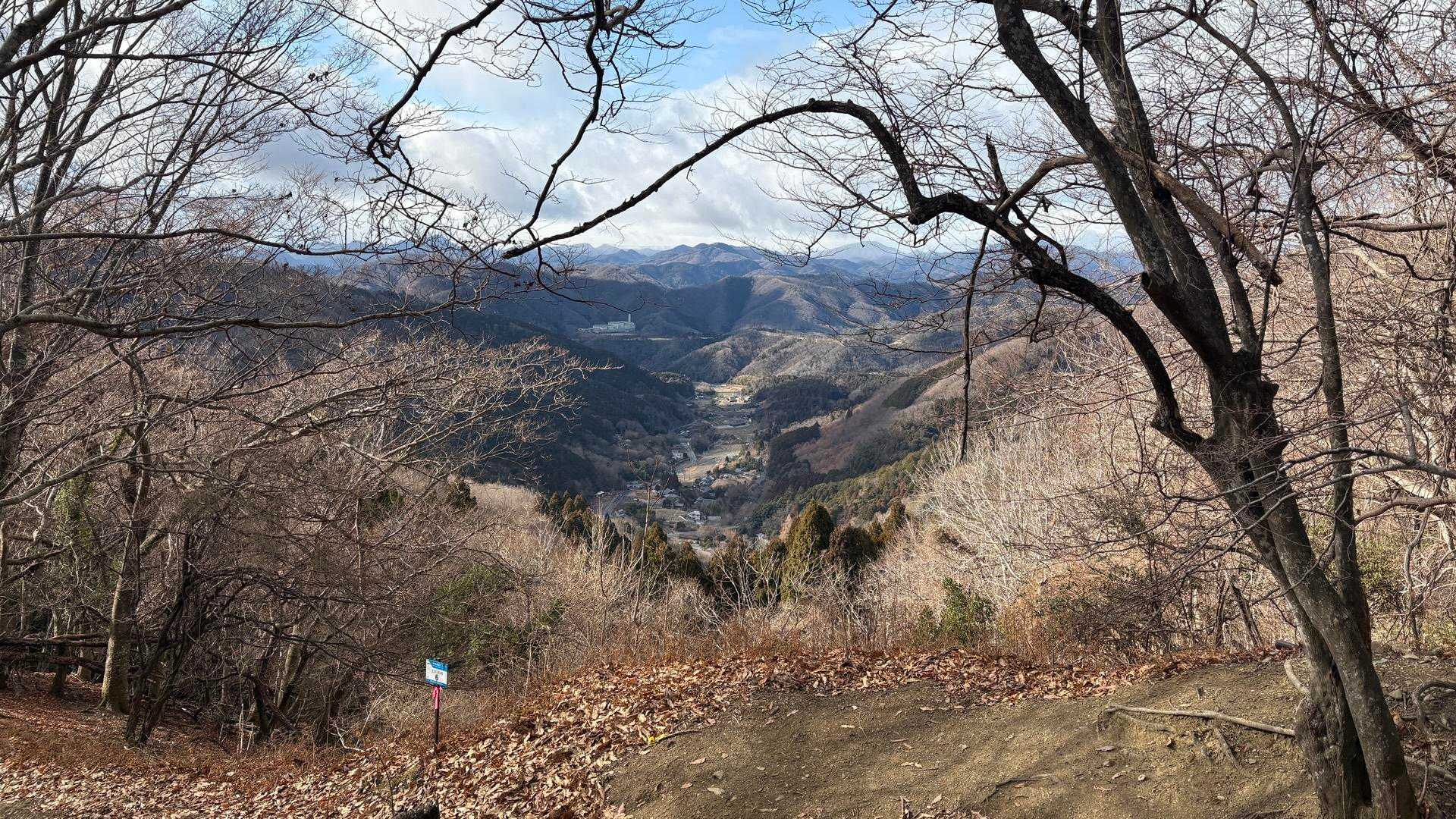 尾根歩きが楽しい妙見山😆
だけど、下山中思い切り登山道で、お小水してる人見た⛲️見えてますからあーー！🍌隠れてしてぇっ！😨
終わりがこんなんですみません🙇‍♀️