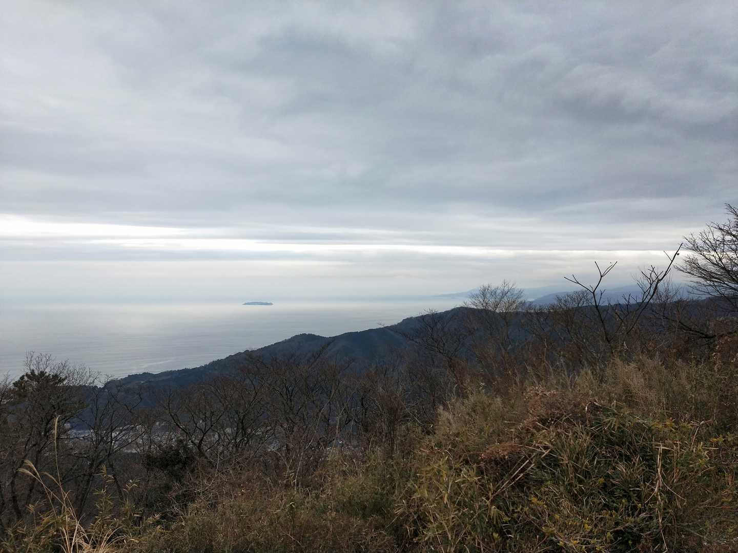 相模湾と初島。
