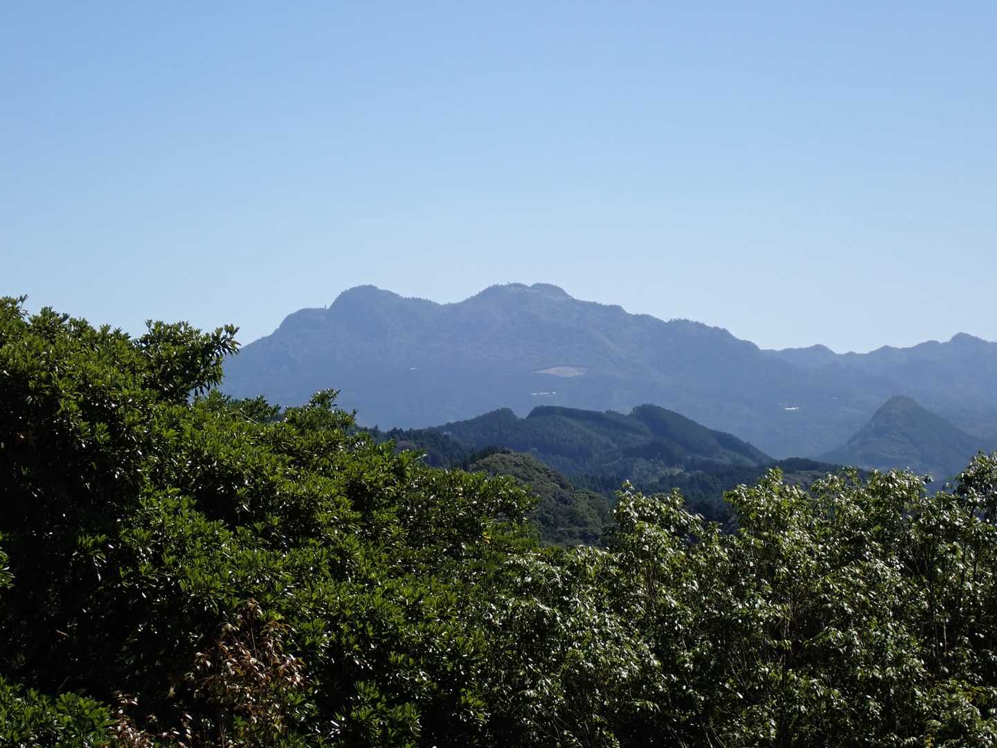 雲もなくなって英彦山が良く見える