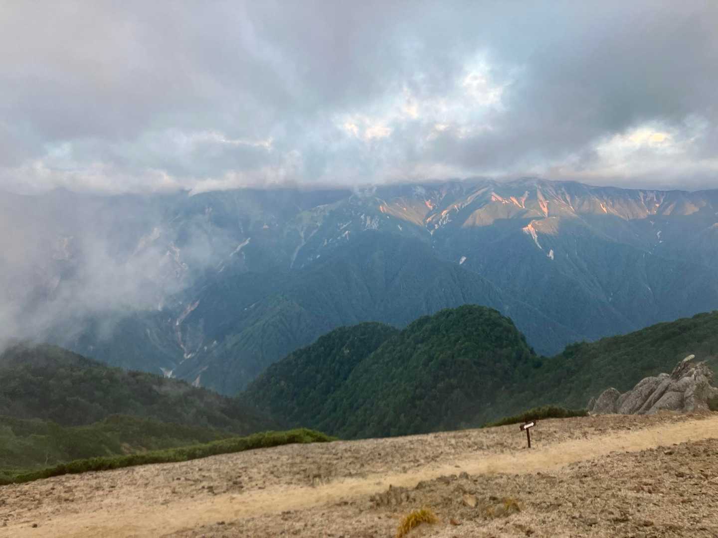 晴れてれば北燕岳に行きたかったんですが、ガスガスなので今度にします。