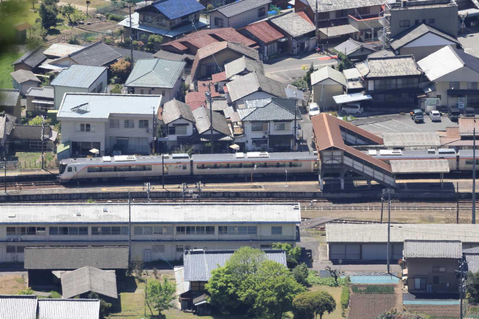 飛騨金山駅と特急ひだ