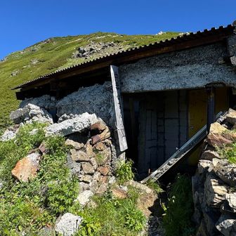 名物、兎岳避難小屋。