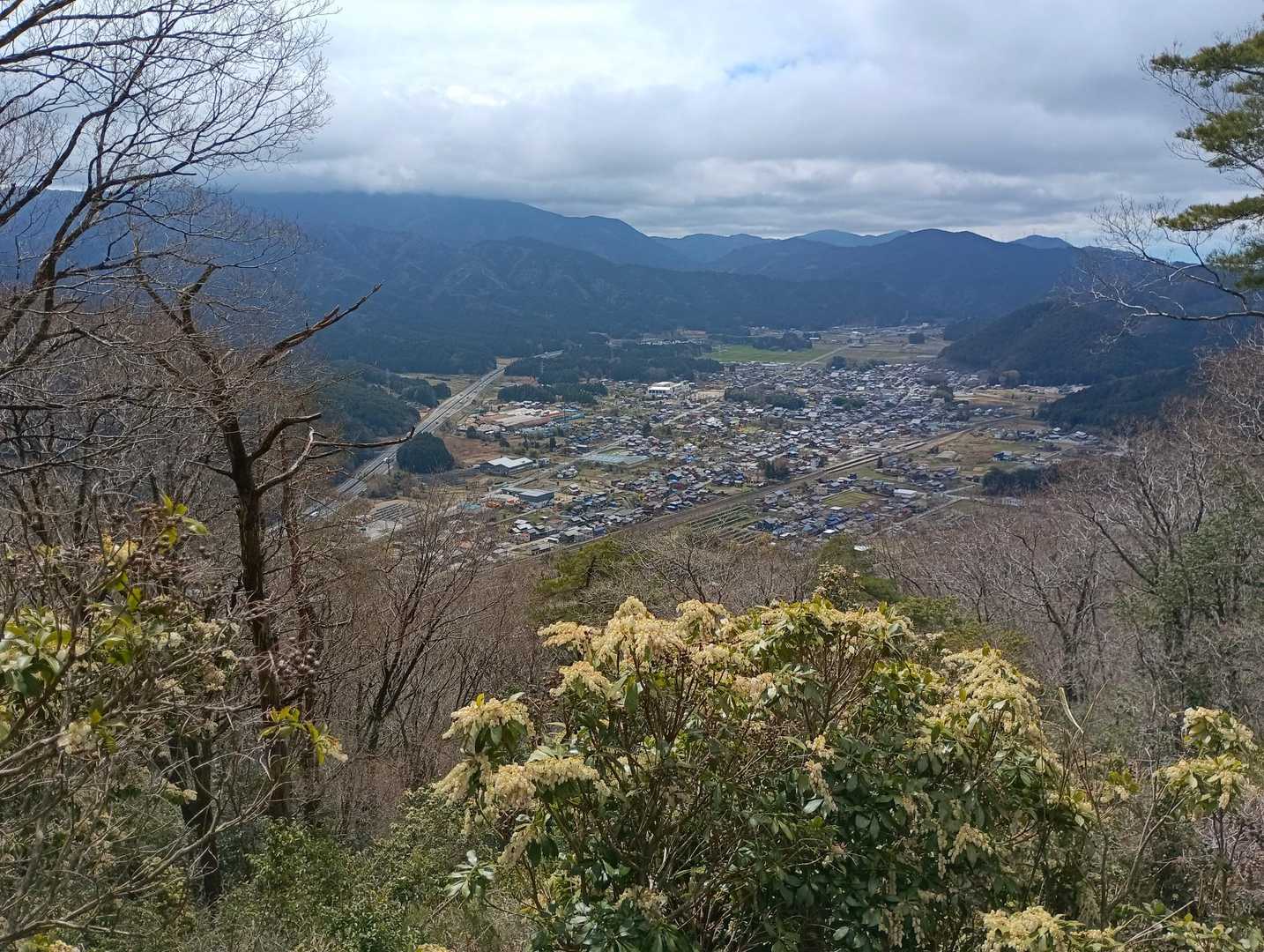 東曲輪から見た南側眺め、霊仙山。眼下は名神高速道路、東海道新幹線、JR、中山道が通り、現在も東西を繋ぐ交通の要所。