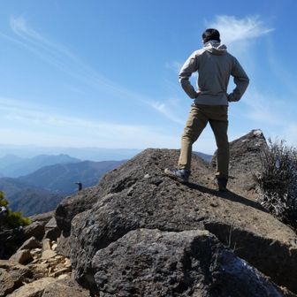 長くて傾きえぐめのルートを越えて、ようやく頂上。パノラマ絶景に報われる。