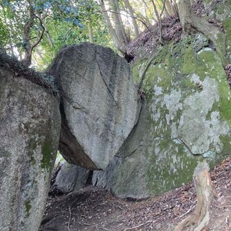 落ちない岩